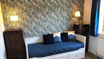 3 bedrooms, desk, iron/ironing board, travel crib