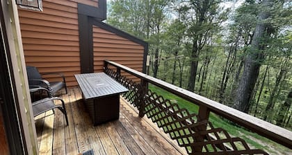 Townhouse in Seven Springs: Sleeps 8, Ski, Hike, Swim, Aircon, wifi