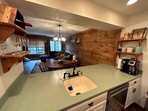 Interior - Townhouse in Seven Springs: Sleeps 8, Ski, Hike, Swim, Aircon, wifi (Seven Springs)