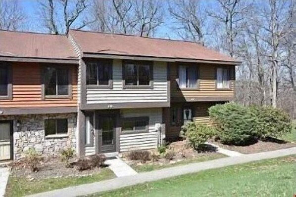 Exterior - Townhouse in Seven Springs: Sleeps 8, Ski, Hike, Swim, Aircon, wifi (Seven Springs)