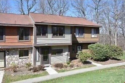 Townhouse in Seven Springs: Sleeps 8, Ski, Hike, Swim, Aircon, wifi