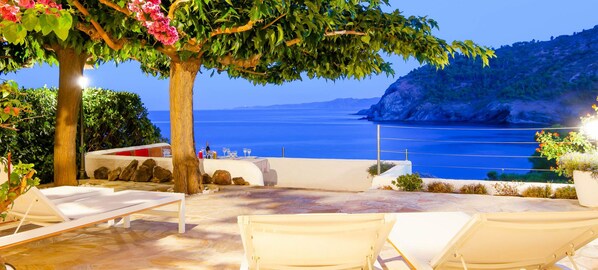 Terrace/patio - White Rock Villa with breathtaking views and pool (Colera)