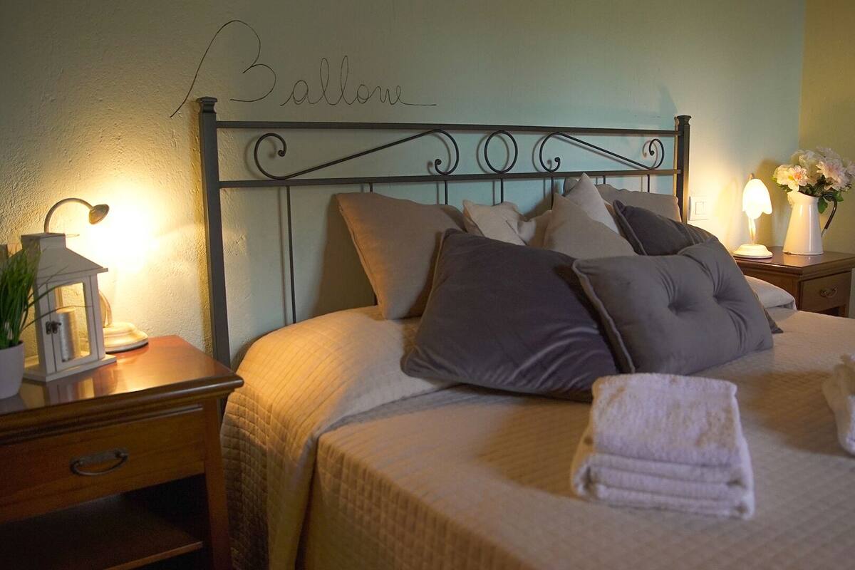 Desk, WiFi (free), bed sheets