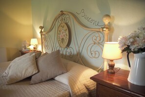 Habitación cuádruple | Escritorio, wifi gratis, ropa de cama