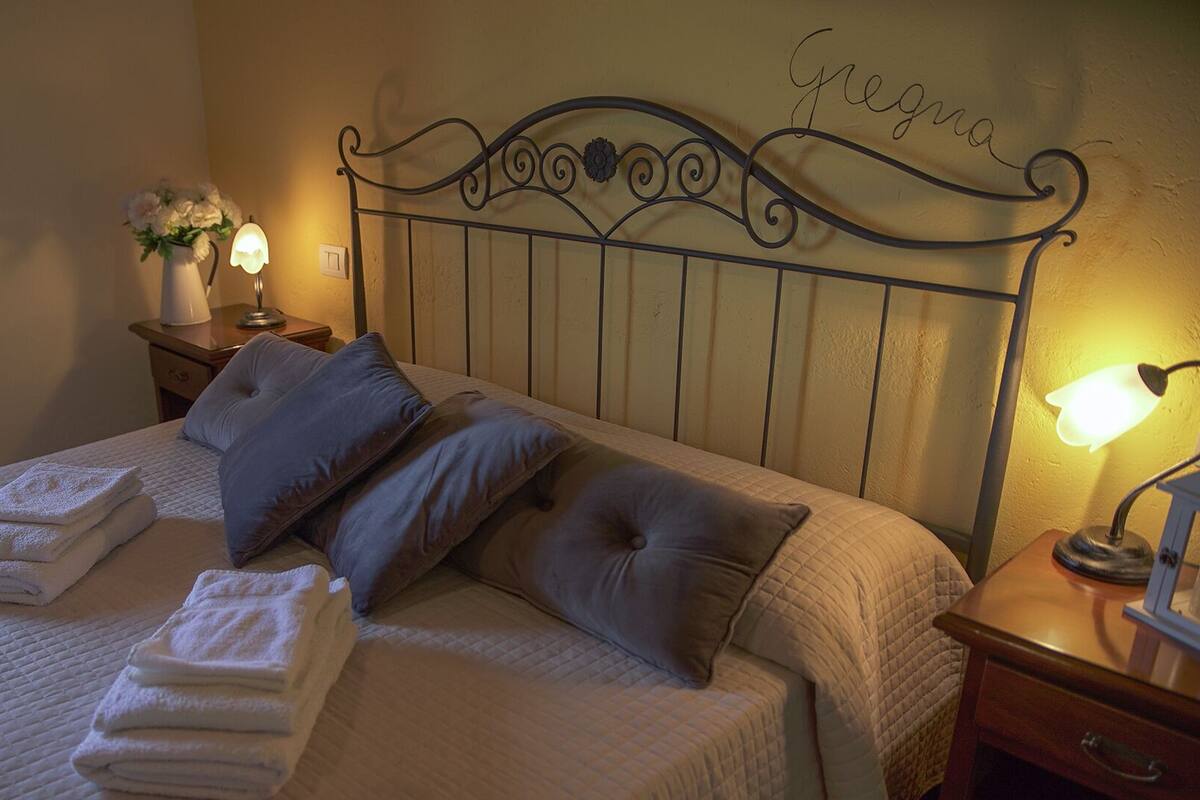 Desk, WiFi (free), bed sheets