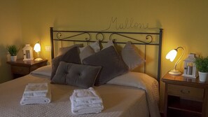 Escritorio, wifi gratis, ropa de cama