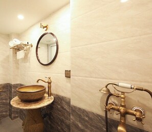 Douche, sèche-cheveux, serviettes fournies, savon