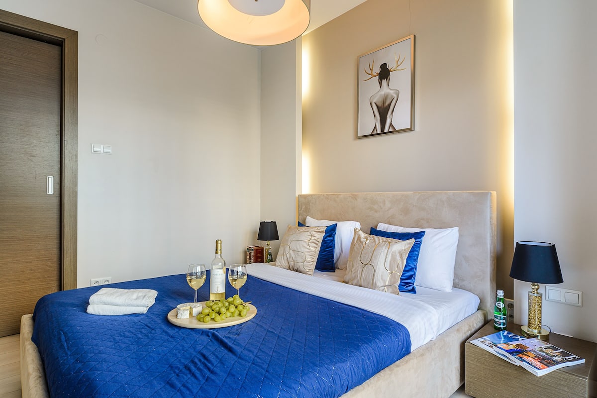 1 habitación, decoración personalizada, muebles diferentes y escritorio