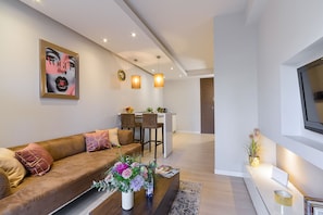 Royal Apartment | Living area | 50-inch flat-screen TV with cable channels - Lumina platinium Tower Apartments (Warsaw)