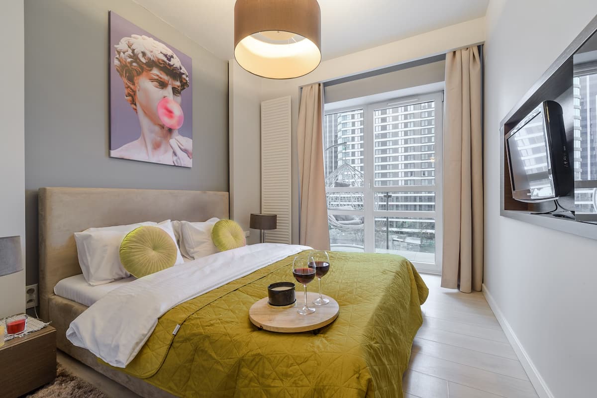 1 habitación, decoración personalizada, muebles diferentes y escritorio