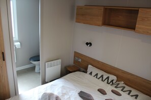 3 makuuhuonetta, silitysrauta/-lauta, vauvan matkasänky, Wi-Fi