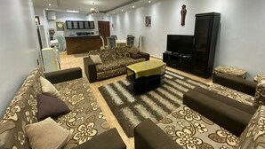 Una sala de estar moderna con un sofá, una mesa de centro y un televisor.
