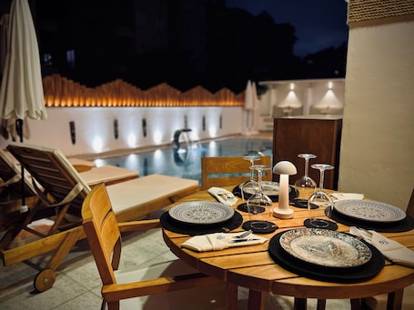 Una piscina al aire libre. Oji Hotel