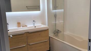 Douche, serviettes fournies