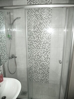 Dusche, Haartrockner, Handtücher, Seife