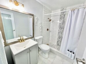 Shower, hair dryer, towels, soap - Panoramic ocean & mountain view villa • Private pool & rooftop (Yabucoa)