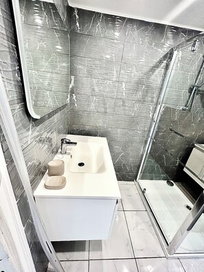 Een douche, zeep, shampoo, toiletpapier