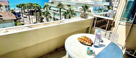 تناول الطعام بالخارج