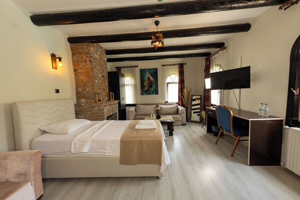 Classic Room | In-room safe, soundproofing, iron/ironing board, free WiFi