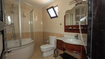In-room safe, soundproofing, iron/ironing board, free WiFi