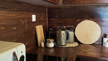 Køleskab, mikrobølgeovn, kogeplade, elkedel