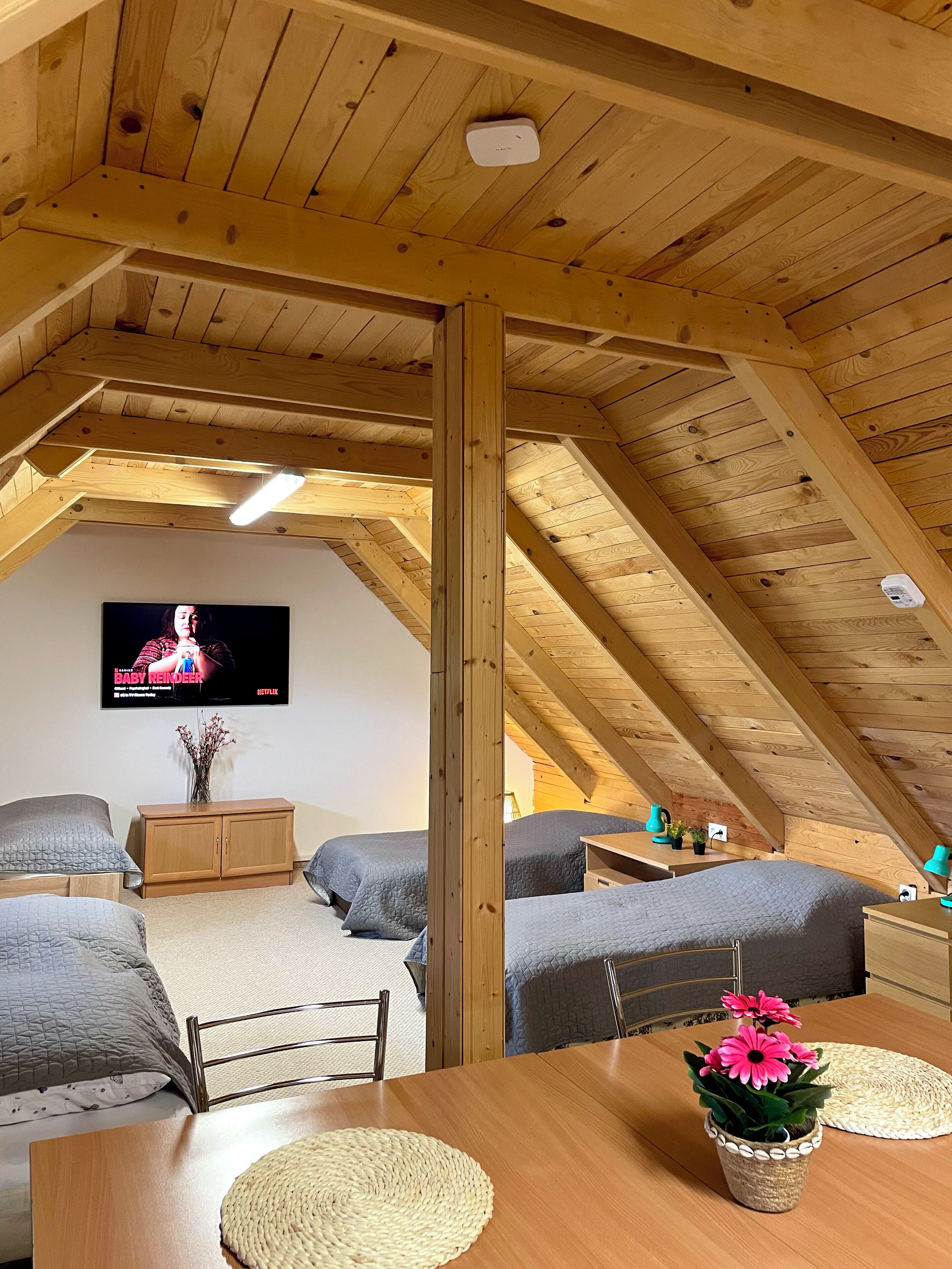 2 makuuhuonetta, työpöytä, ilmainen Wi-Fi, vuodevaatteet