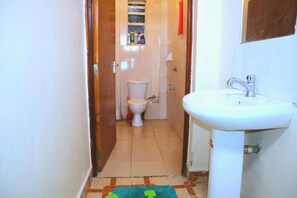 Ducha, toallas, jabón, papel higiénico