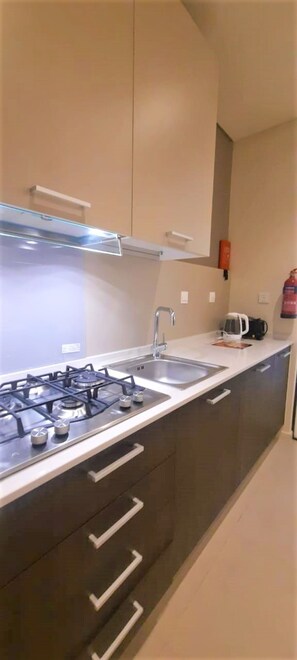 Microwave, oven, toaster, dining tables - Wonderful Studio With Balcony in Park View (Dubai)