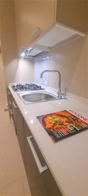 Microwave, oven, toaster, dining tables - Wonderful Studio With Balcony in Park View (Dubai)