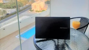 Balcony - Wonderful Studio With Balcony in Park View (Dubai)