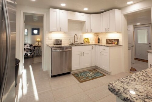 Casa Blue - Beautiful Renovated Cottage Close to Downtown!