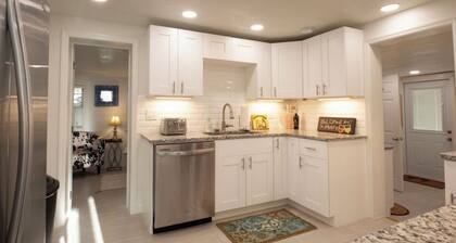 Casa Blue - Beautiful Renovated Cottage Close to Downtown!