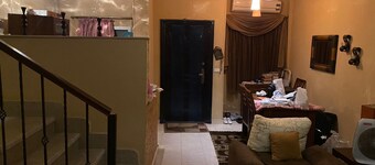 98. Homey 2BR Townhouse | 2 Queen Beds | Garden