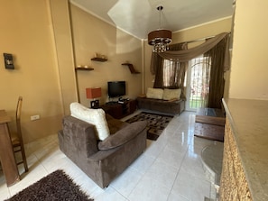 Smart TV - 98. Homey 2BR Townhouse | 2 Queen Beds | Garden (Sheikh Zayed City)