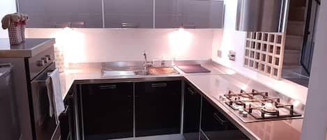 Réfrigérateur, micro-ondes, four, plaque de cuisson