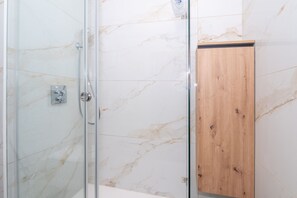 シャワー、ヘアドライヤー、タオル