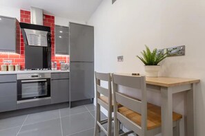 Apartment | Private kitchen - Gorgeous Duplex Near Canary Wharf, Excel & O2 (London)