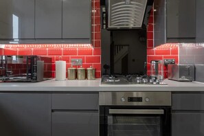 Departamento | Cocina privada | Refrigerador, microondas, horno y parrilla de estufa 