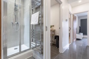 Apartment | Bathroom | Shower, towels - Gorgeous Duplex Near Canary Wharf, Excel & O2 (London)