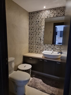 Towels, soap, shampoo, toilet paper