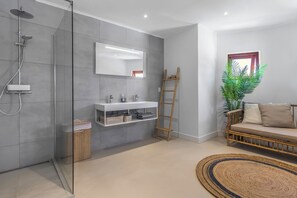 Douche, sèche-cheveux, serviettes fournies, savon