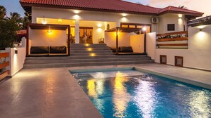 A modern house with a swimming pool, a covered patio, and a staircase leading to the entrance. - Villa Blou, steps from Jan Thiel Beach (Jan Thiel)