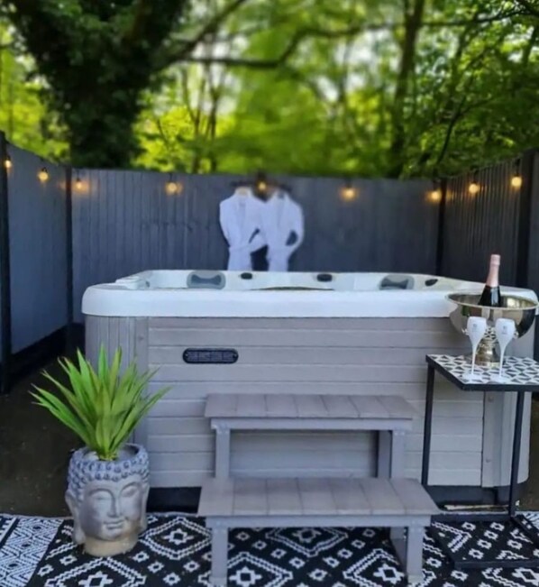 Bañera de hidromasaje al aire libre