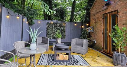 Woodland romantic hideaway - but only 15 mins to city centre!