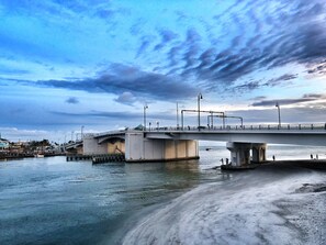 På stranden