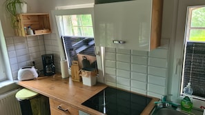 Fridge, oven, stovetop, coffee/tea maker