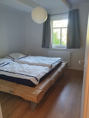 2 bedrooms, iron/ironing board, travel crib, free WiFi