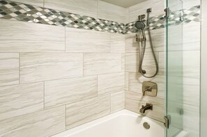 Combined shower/tub, hair dryer, towels - Amazing OCEAN VIEWS, Full Kitchen, Washer/Dryer, Pool, Newly Renovated 2018 (Honolulu)