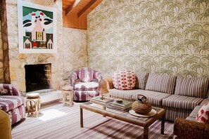 TV, fireplace, stereo - Newly Remodeled Luxury Villa w/Pool & Gorgeous Pri (Dunmore Town)