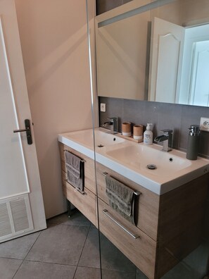 مجففات شعر، مناشف، صابون، ورق حمّام